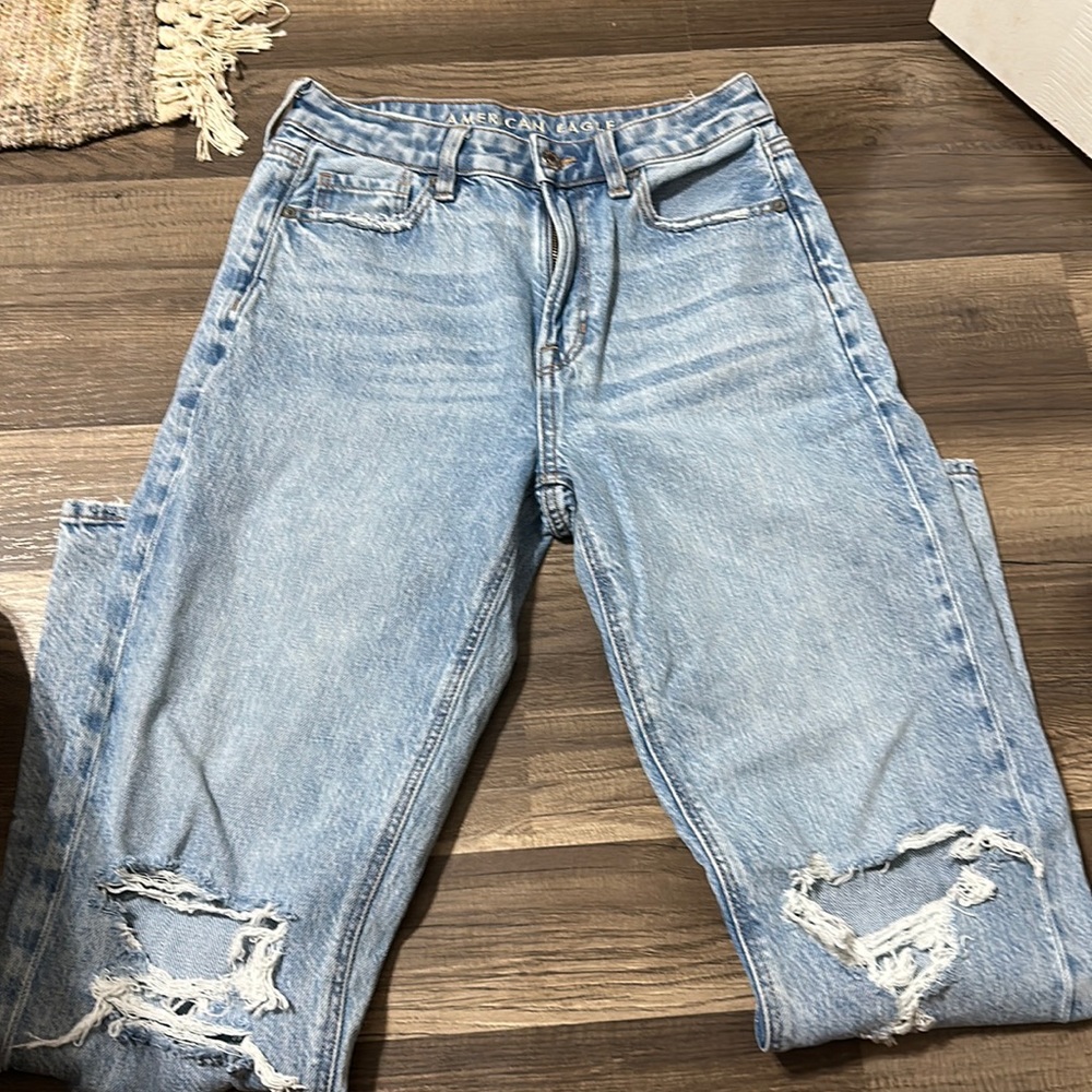 American Eagle Ripped Mom Straight Jean